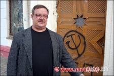 Почитатели серпа и молота не определили офис БНФ, поэтому били окна в домоуправлении Почитатели серпа и молота не определили офис БНФ, поэтому били окна в домоуправлении