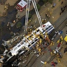 Товарный поезд врезался в пассажирский  в Калифорнии Товарный поезд врезался в пассажирский  в Калифорнии