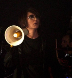 Земфира на грани потери слуха Земфира на грани потери слуха