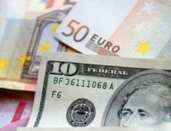 Доллар по отношению к белорусскому рублю падает, а евро растет Доллар по отношению к белорусскому рублю падает, а евро растет