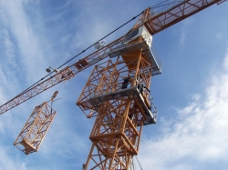 Упал строительный кран в Пинске на машину с водителем Упал строительный кран в Пинске на машину с водителем