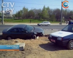 Пьяный минчанин протаранил бетонные блоки Пьяный минчанин протаранил бетонные блоки