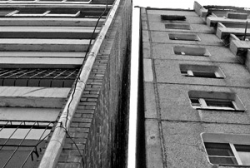 В среду 2-ое мужчин выпали с последнего этажа и выжили В среду 2-ое мужчин выпали с последнего этажа и выжили