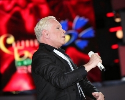 Моисеев пел под фонограмму и ругался матом Моисеев пел под фонограмму и ругался матом