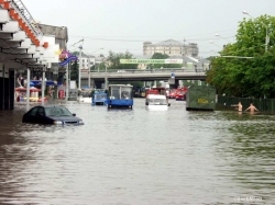 56 пассажиров троллейбусов  оказались на плаву 56 пассажиров троллейбусов  оказались на плаву