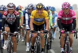 Первым завершил велогонку "Тур де Франс-2009" испанец Контадор Первым завершил велогонку "Тур де Франс-2009" испанец Контадор