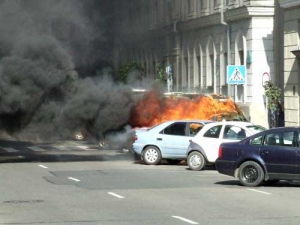 Взрыв микроавтобуса на К.Маркса. (Фоторепортаж) Взрыв микроавтобуса на К.Маркса. (Фоторепортаж)