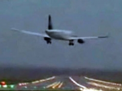 Аэробус с 133 человеками на борту совершил аварийную посадку в столичном аэропорту   Аэробус с 133 человеками на борту совершил аварийную посадку в столичном аэропорту