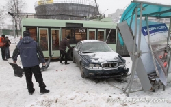 Rover разбил остановку на Сурганова Rover разбил остановку на Сурганова
