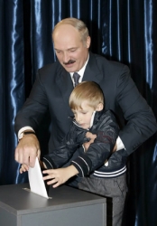 Лукашенко пообещал не делать из Беларуси «президентскую монархию» Лукашенко пообещал не делать из Беларуси «президентскую монархию»
