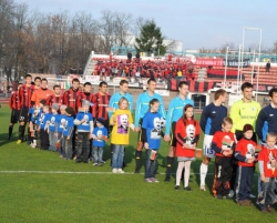 Матч «Динамо» — «Белшина» открывали дети в майках с портретом Лукашенко Матч «Динамо» — «Белшина» открывали дети в майках с портретом Лукашенко