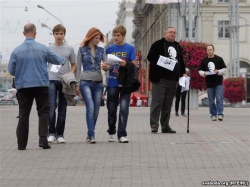 Активистов митинговавших в защиту Беляцкого арестовали Активистов митинговавших в защиту Беляцкого арестовали