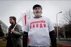 В Куропатах после митинга задержали человека с надписью на майке «Лукашенко уходи» В Куропатах после митинга задержали человека с надписью на майке «Лукашенко уходи»