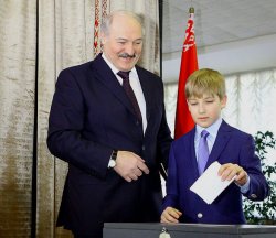 Лукашенко призвал не политизировать хоккейный чемпионат  Лукашенко призвал не политизировать хоккейный чемпионат