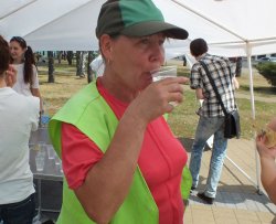 На минских улицах раздают воду На минских улицах раздают воду