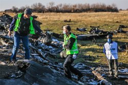 Associated Press опубликовали снятое на Украине после падения Боинга видео Associated Press опубликовали снятое на Украине после падения Боинга видео