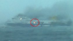 С горящего в Адриатике парома эвакуировано больше 300 человек С горящего в Адриатике парома эвакуировано больше 300 человек