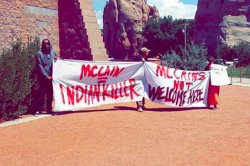 Индейцы племени Навахо показывали непристойные жесты Маккейну Индейцы племени Навахо показывали непристойные жесты Маккейну