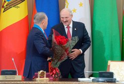 Лукашенко Назарбаева наградил орденом Дружбы народов Лукашенко Назарбаева наградил орденом Дружбы народов