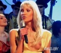 Дебютантка группы "Топлесс" предстала перед зрителями с голой грудью